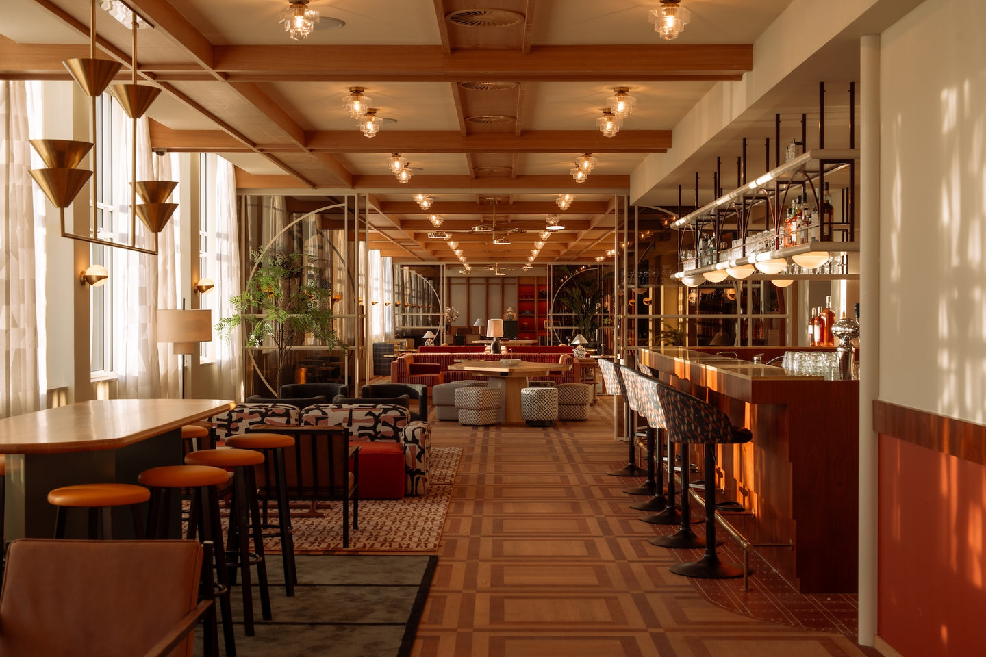Hotel De Plesman | Geniet van een culinaire overnachting in voormalig KLM-hoofdkantoor | incl. 3-gangendiner - afbeelding 1